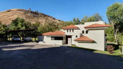Se vende hermosa casa a pie de campo de golf