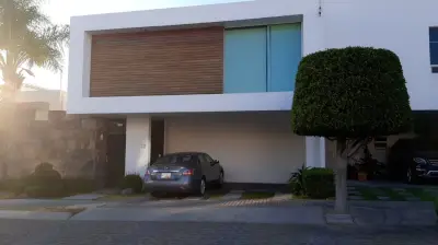 Lomas de Angelópolis clúster 222-A casa 2 niveles Puebla