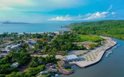 Hermosos terrenos frente a malecón y estero .