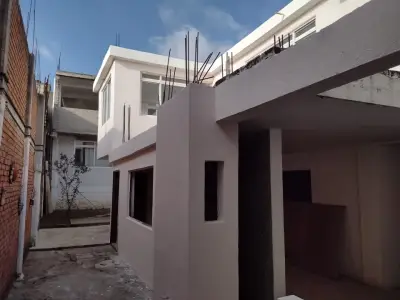 Venta de propiedad con dos casas para remodelar