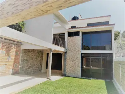 Casa con 5 recámaras atrás de la UAEM Cuernavaca