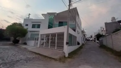 Residencia familiar, Casa amplia con alberca y 4 recámaras.