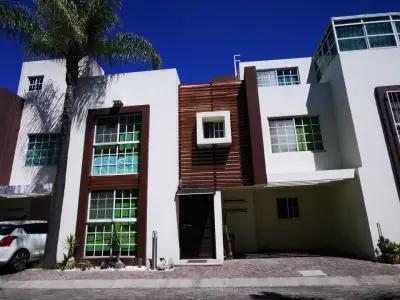 LINDA CASA CERCA ANGELOPOLIS CON ROOF GARDEN Y 4 RECAMARAS