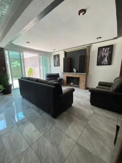 Preciosa casa con amplios espacios interiores