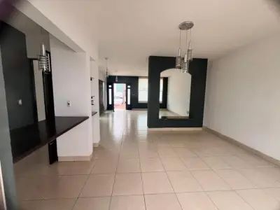 EXCELENTE CASA EN QUINTA LOS NARANJOS