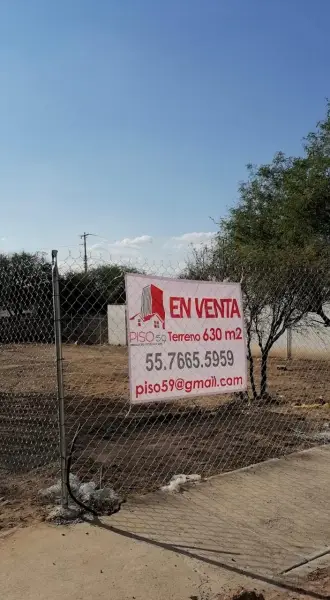 Terreno limpio y cercado listo para construir en los viñedo