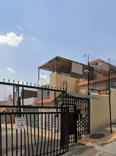 CASA SOLA 3 RECAMARAS EN PRIVADA PEQUEÑA