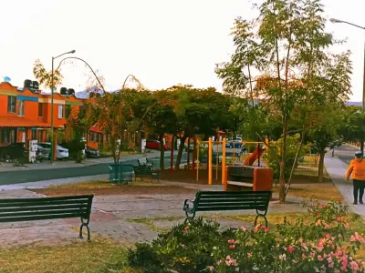 Casa 3 recámaras frente a jardí en fraccionamiento mananti