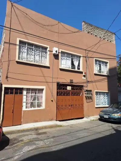 Excelente casa con muy buenos espacios, y 4 departamentos. 