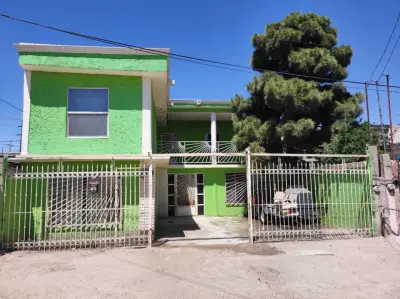 Casa en zona comercial eje vial Juan Gabriel y Blvr Oscar fl