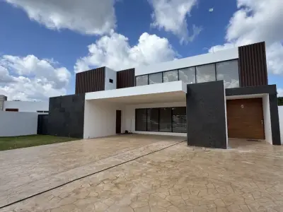 VENTA DE CASA AMUEBLADA EN KOMCHEN PRIVADA LA REJOYADA 