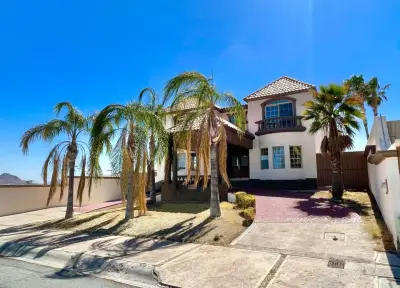RESIDENCIA AMPLIA , 3 NIVELES, CON ALBERCA, EN ZONA PRIVADA