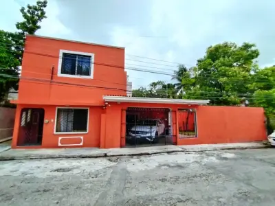 CASA GRANDE CON PATIO AMPLIO