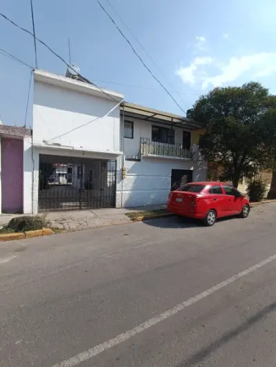 Casa de 250 m² de terreno con 3 Departamentos independiente