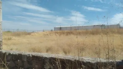 Venta de terreno con naves industriales