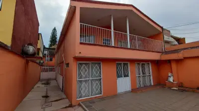 OPORTUNIDAD EXCELENTE INVERSION CASA EN TRES DEPARTAMENTOS