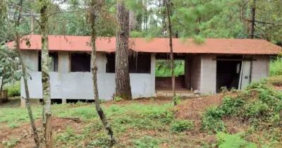hermosa cabaña de campo en el bosque, zona segura