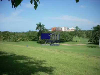Ixtapa frente Campo de Golf 1850.51 m2 terreno en Venta T507