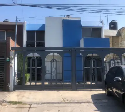 Venta de casa en Valle Dorado. Calle con vigilancia