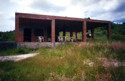Venta de terreno con 2 construcciones y todos los servicios