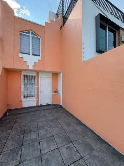 Casa Cercana a Calzada Independencia y Periférico
