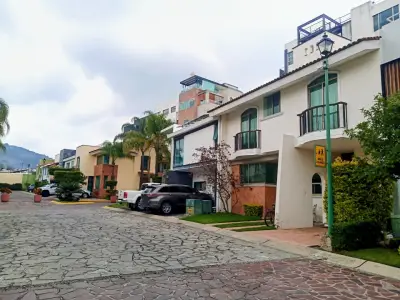 PARQUE METROPOLITANO A UNOS PASOS. COTO CON ALBERCA y TERRAZ