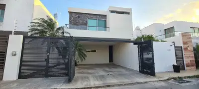 HERMOSA CASA EN EN VENTA EN MONTEBELLO MERIDA