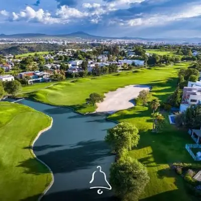 terreno en esquina frente a lago en El Campanario Querétaro