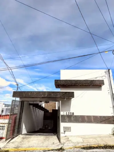 SE VENDE CASA, EXCELENTES ACABADOS Y UBICACION 