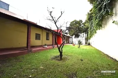 Casa en venta de una planta con departamento independiente