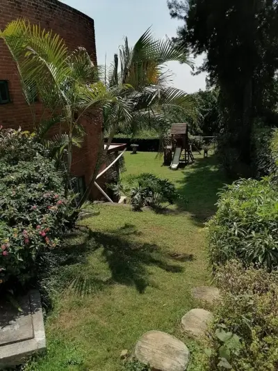 GRAN CASA EN AMPLIO TERRENO EN UN SOLO NIVEL CON BUNGALOW