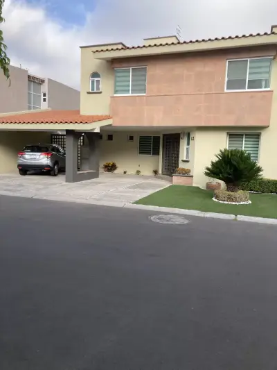 Casa en fraccionamiento cerrado, zona Centro sur Queretaro