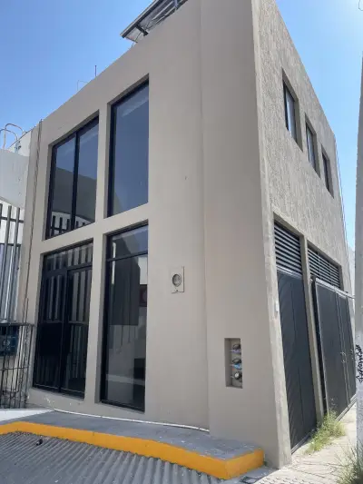 Renta de oficinas frente a plaza jurica, Querétaro.