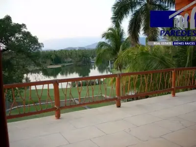 R302 Residencia Venta 5 recámaras Ixtapa Campo de Golf