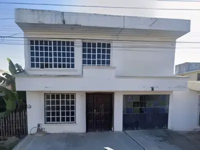 Remato casa en 2 niveles en col. Jardines, sin posesión