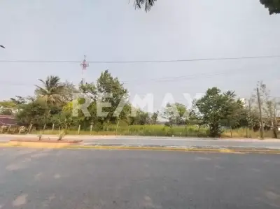 Terreno comercial en renta