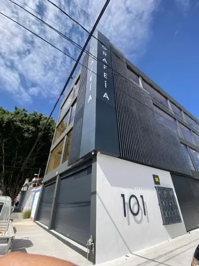 Oficina dentro de edificio en zona dorada
