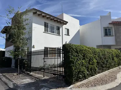 Linda casa en venta punta juriquilla