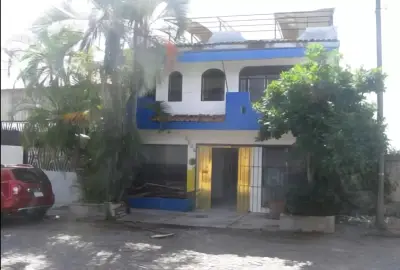 Remato casa en 2 niveles en col. Cuauhtemoc. Colima. Col.
