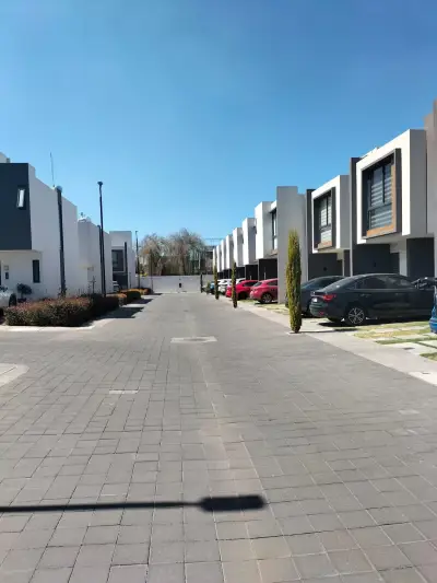 Remato casa en condominio aurea Toluca, dos niveles.