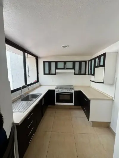 Hermosa casa en condominio c/amplios espacios y terraza
