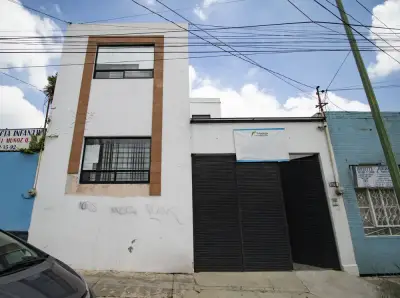 Casa con bodega en renta, a una calle av juarez., Puebla