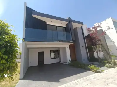 Casa amplia con área de comedor a doble altura