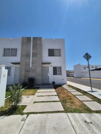 Casa en Renta semi-amueblada en Sendas Residencial