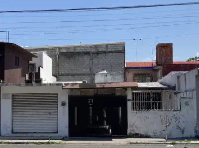 Venta casa 3 recámaras calle comercial fracc. Floresta, ver