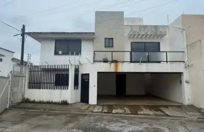 Remato casa en 3 niveles en fracc. Paraiso, Coatzacoalcos.