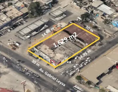 Propiedad comercial en esquina estratégica sobre avenida