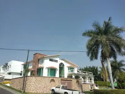Hermosa casa en venta dentro de lomas de cocoyoc