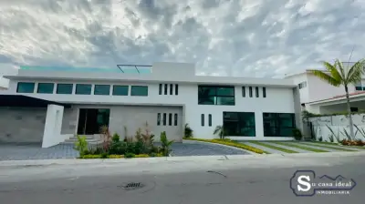 Casa amplia y moderna en fracc. Lomas de cocoyoc