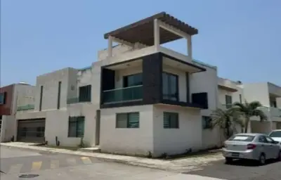 Remato casa en 3 niveles en lomas del sol Alvarado Veracruz.